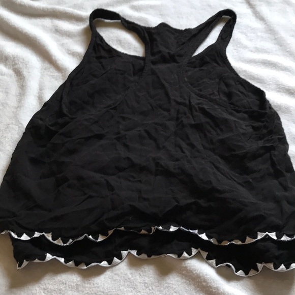 Black cropped top with stitching triangles - Picture 3 of 3
